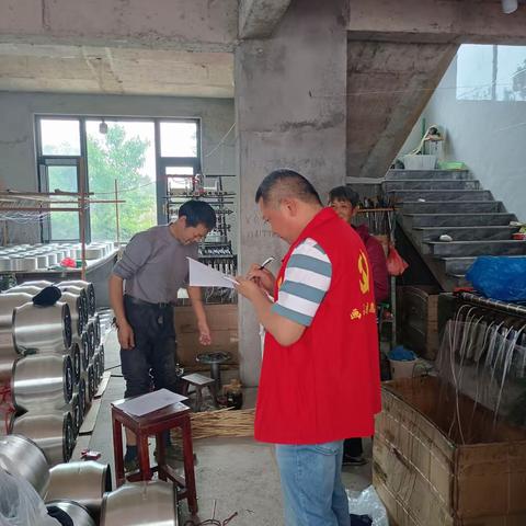 网格员沿街店铺安全排查，签订安全生产和消防安全目标责任书