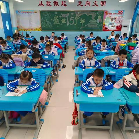 区一中一年级书法等级考核一一写规范字，书法写人生，墨香飘校园