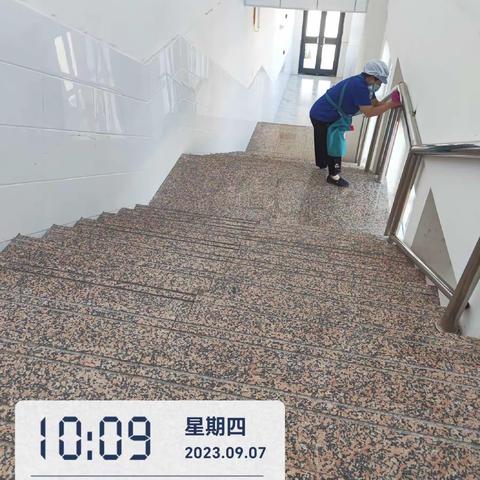 张北成龙学校高中部周五大扫除