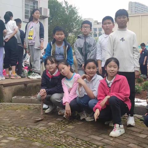 春意盎然勤播种 静待花开满园绿——五年级师生种植花草实践活动