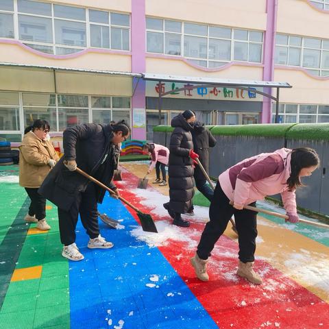 家园助力除雪忙  热情似火暖寒冬——西上庄幼儿园致敬“最美扫雪除冰人”