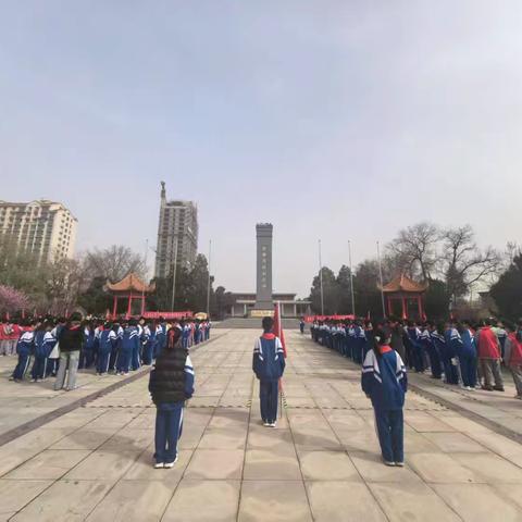 以党建红引领清明绿 以队建力传承先烈志——定陶区第五实验小学党支部祭奠英烈红色祭扫活动