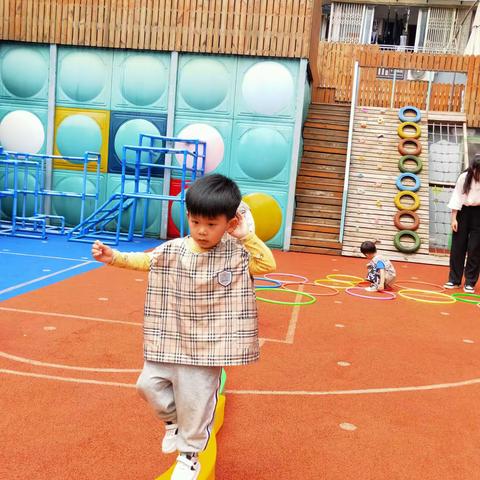 户外活动——平衡木