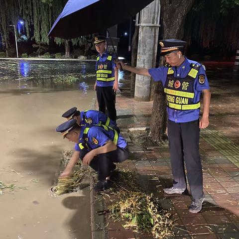 暴雨出“考卷”我们来“答卷”——县城管执法大队闻“汛”而动