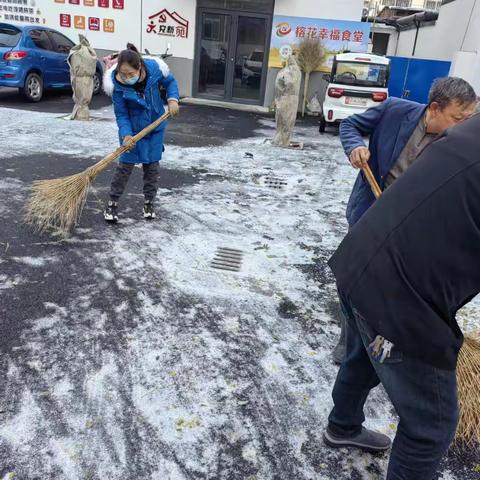 鼓楼社区开展“扫雪除冰 情暖居民”活动