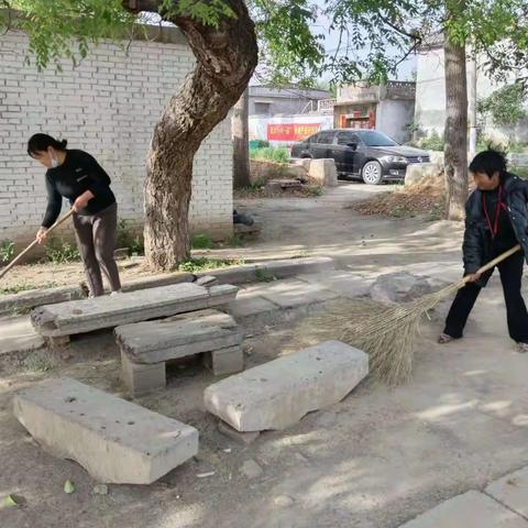 建设生态宜居美丽乡村，西涧村组织人员对村内主要街道进行垃圾清理。