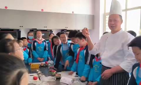 临河三小五（6）班劳动课——小小厨师上线喽同学们积极参与，相信我们这节课得到很多，收获满满。