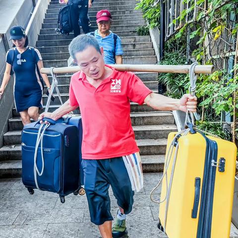 重庆洪崖洞夜景(打卡）、穿墙地铁(打卡）、白帝城、小三峡