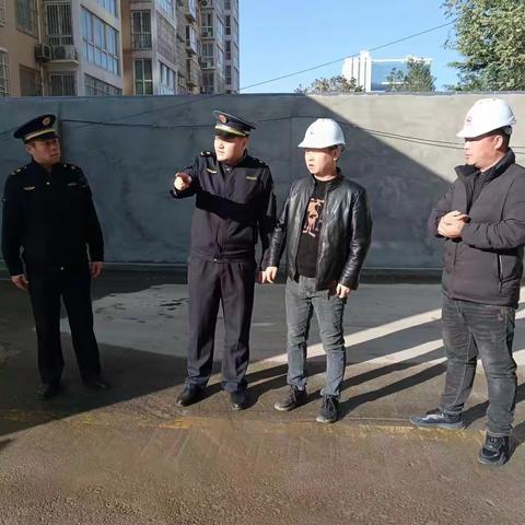 区城管执法大队对出土工地扬尘治理情况进行检查