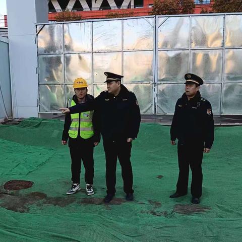 区城管执法大队对出土工地扬尘治理情况进行检查