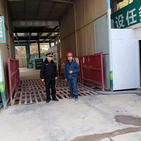 区城管执法大队对出土工地扬尘治理情况进行检查