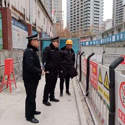 区城管执法大队对出土工地扬尘治理情况进行检查