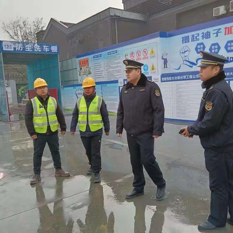 区城管执法大队对出土工地扬尘治理情况进行检查