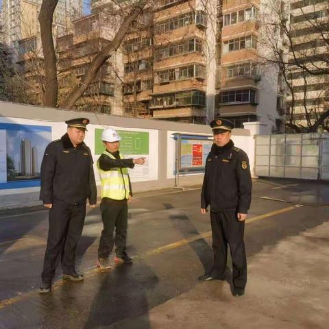 区城管执法大队对出土工地扬尘治理情况进行检查