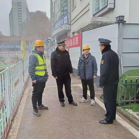 区城管执法大队对出土工地扬尘治理情况进行检查