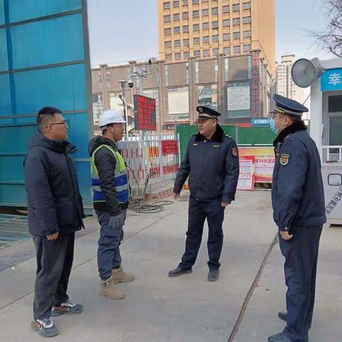 区城管执法大队对出土工地扬尘治理情况进行检查