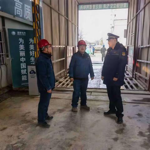 区城管执法大队对出土工地扬尘治理情况进行检查