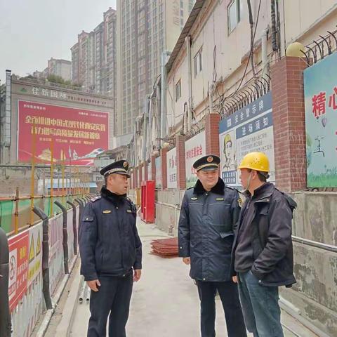 区城管执法大队对出土工地扬尘治理情况进行检查