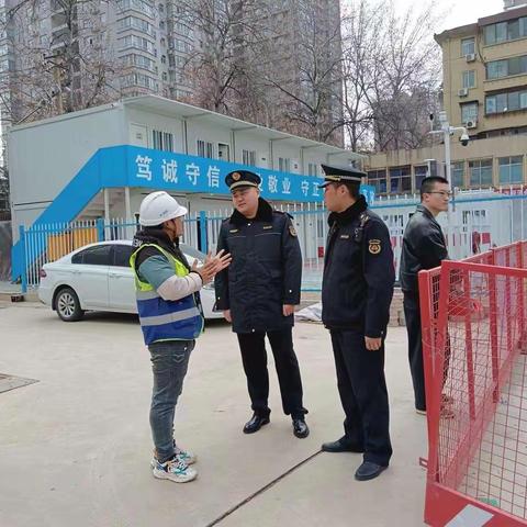 区城管执法大队对出土工地扬尘治理情况进行检查