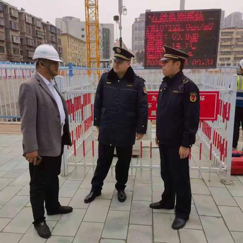 区城管执法大队对出土工地扬尘治理情况进行检查