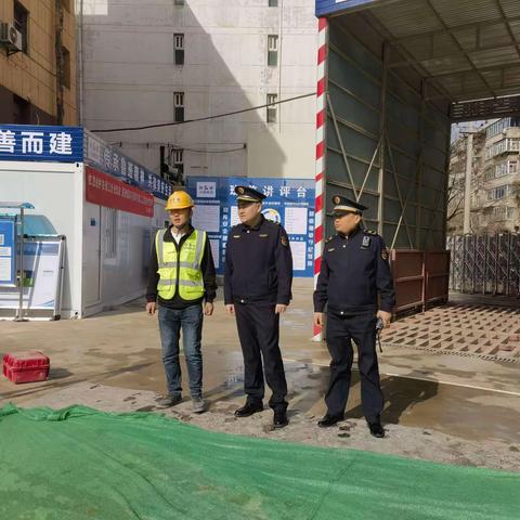 区城管执法大队对出土工地扬尘治理情况进行检查