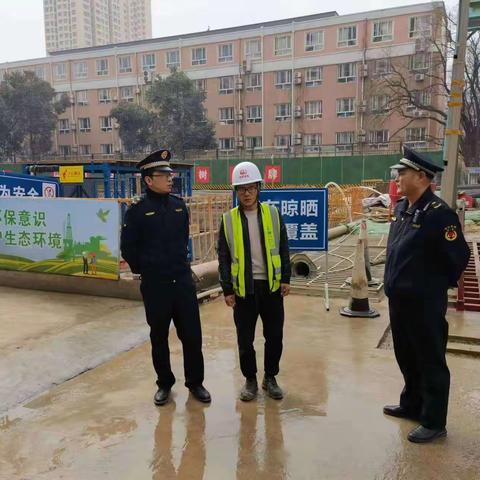 区城管执法大队对出土工地扬尘治理情况进行检查