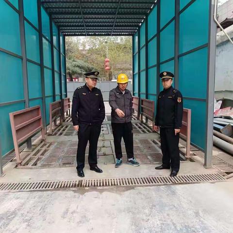 区城管执法大队对出土工地扬尘治理情况进行检查