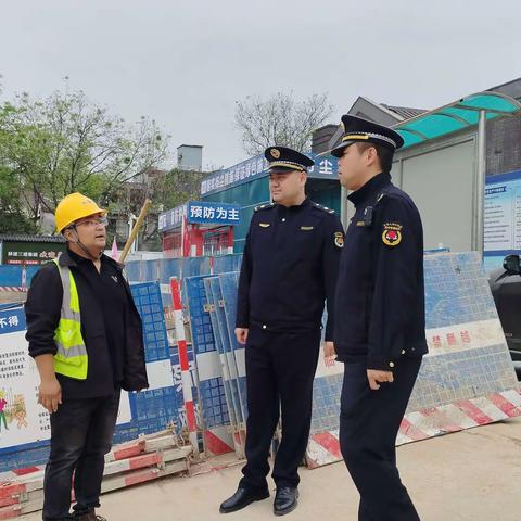 区城管执法大队对出土工地扬尘治理情况进行检查