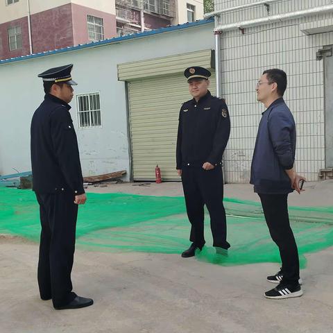 区城管执法大队对出土工地扬尘治理情况进行检查