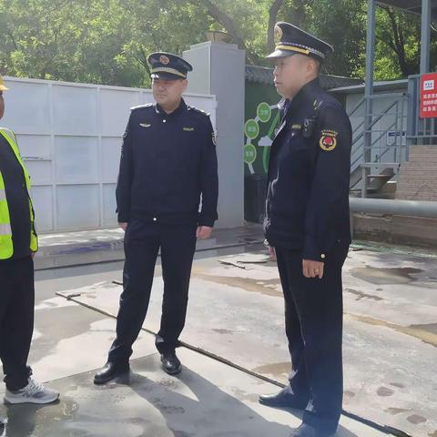 区城管执法大队对出土工地扬尘治理情况进行检查