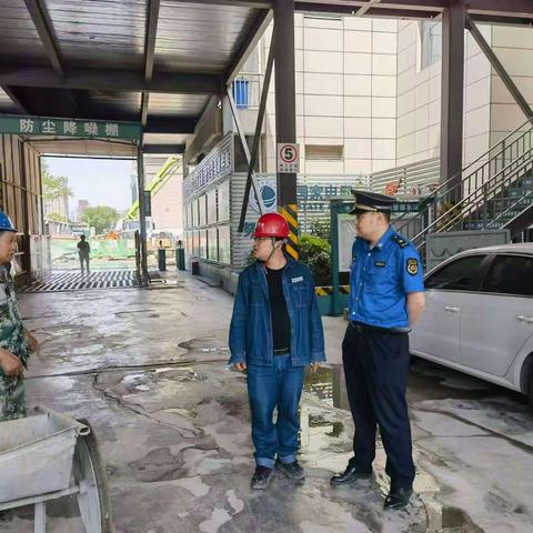 区城管执法大队对出土工地扬尘治理情况进行检查