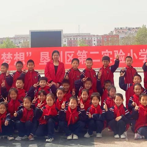 舞动的红领巾，行进在春天              ——垦利区第二实验小学三年级四班户外演讲活动