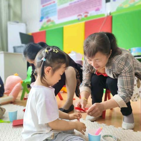 小手牵大手，劳动最光荣——张青乡中心幼儿园向日葵亲子小屋劳动节主题活动