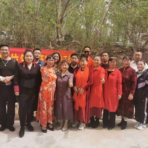 周末大舞台志愿演出队走进吃水不忘挖井人文献室接受红色文化教育