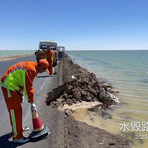 鏖战水毁路    全力保畅通