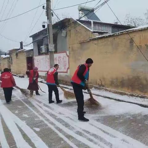 锦水街道大李子顺村关爱孤寡老人，寒冬扫雪送暖情