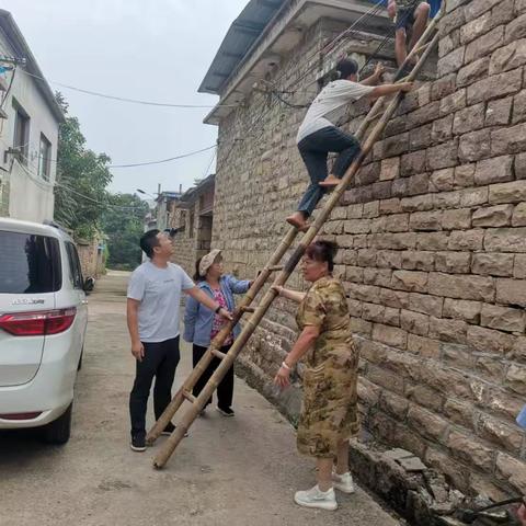 锦水街道大李子顺村第一书记丁翊 与村两委成员为提升人居环境，开展改厕摸排