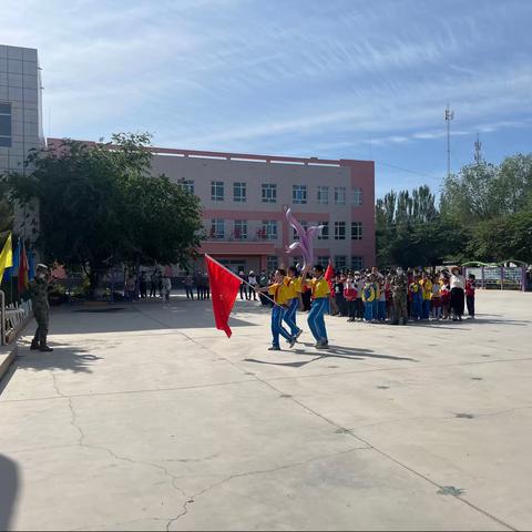 “小小石榴籽 学习二十大 争做好队员”和硕县第二小学大庄子分校入队仪式