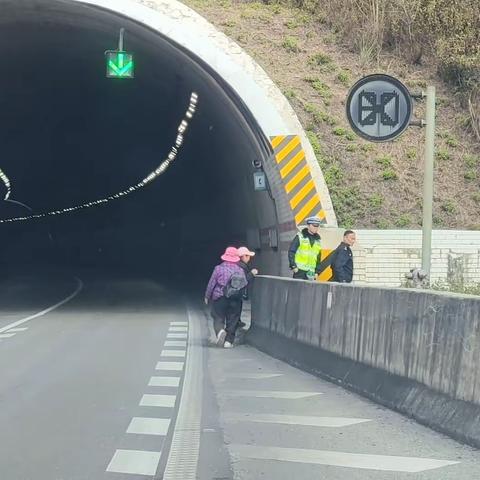 交警护送徒步群众出高速公路