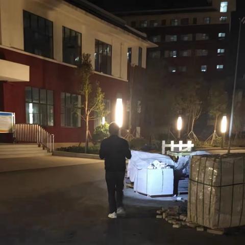 深夜，校园里的背影，很美