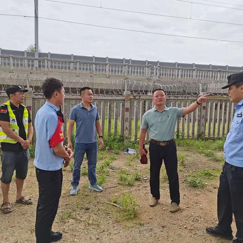 龙海区委政法委副书记陈永洲到榜山镇检查铁路护路联防工作