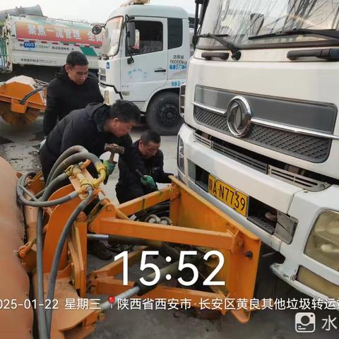 郭杜环卫站自管区域以雪为令，积极行动，对清雪设备进行全面调试检查。