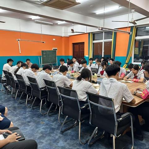 海口山高中学自主管理学院召开期末工作总结师生座谈会