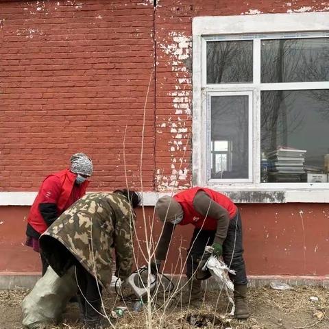 乌力吉图嘎查开展“爱国卫生月”环境卫生整治志愿服务活动