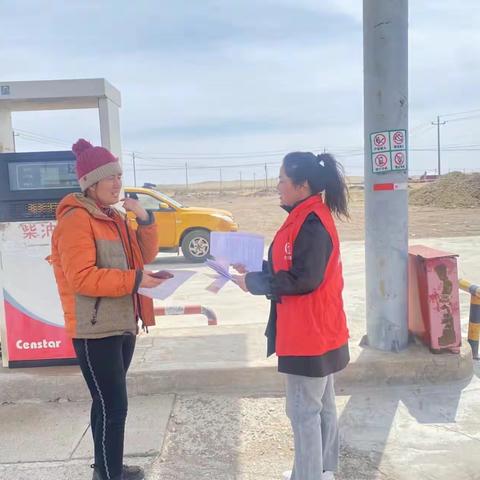 巴音嘎查宣传委员冬梅开展春季防火安全宣传活动