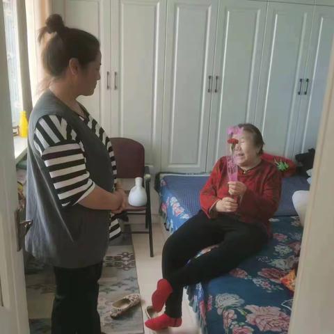 巴音嘎查红色堡垒户冬梅开展“母亲节”走访慰问活动