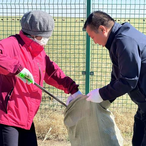 额日和图嘎查联合结对单位旗住建局开展“民族团结一家亲 共建共享美好环境”志愿服务党日活动