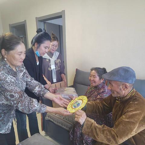额日和图嘎查妇联开展“慰问金婚老人 传承美好家风”活动