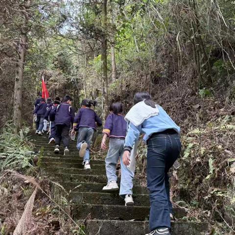 那坡县百都乡中心小学少年宫“红领巾 护界碑·界碑描红”活动