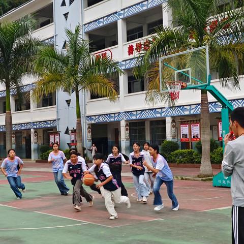那坡县百都乡中心小学2025年秋季学期五、六年级篮球赛活动